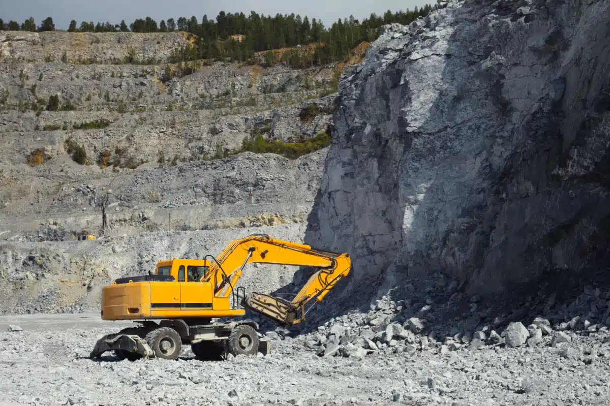 Stationary vs. Mobile Hydraulic Breakers by HBS